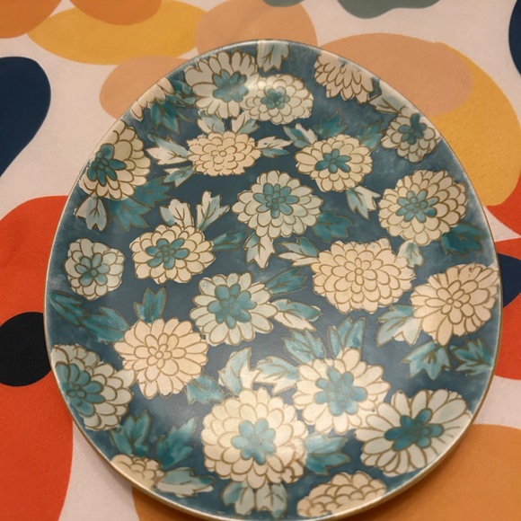 4 Pottery Barn egg shaped plates with gold rims. Beautiful floral designs. 🐣🐣 - Picture 4 of 7